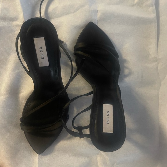 Black strappy sandals from Reiss
Brand new with tag
Size UK 41 / us 10.5 - Picture 6 of 6